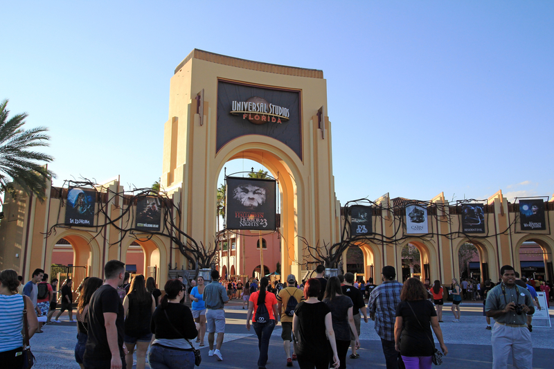 halloween-horror-nights-entrance