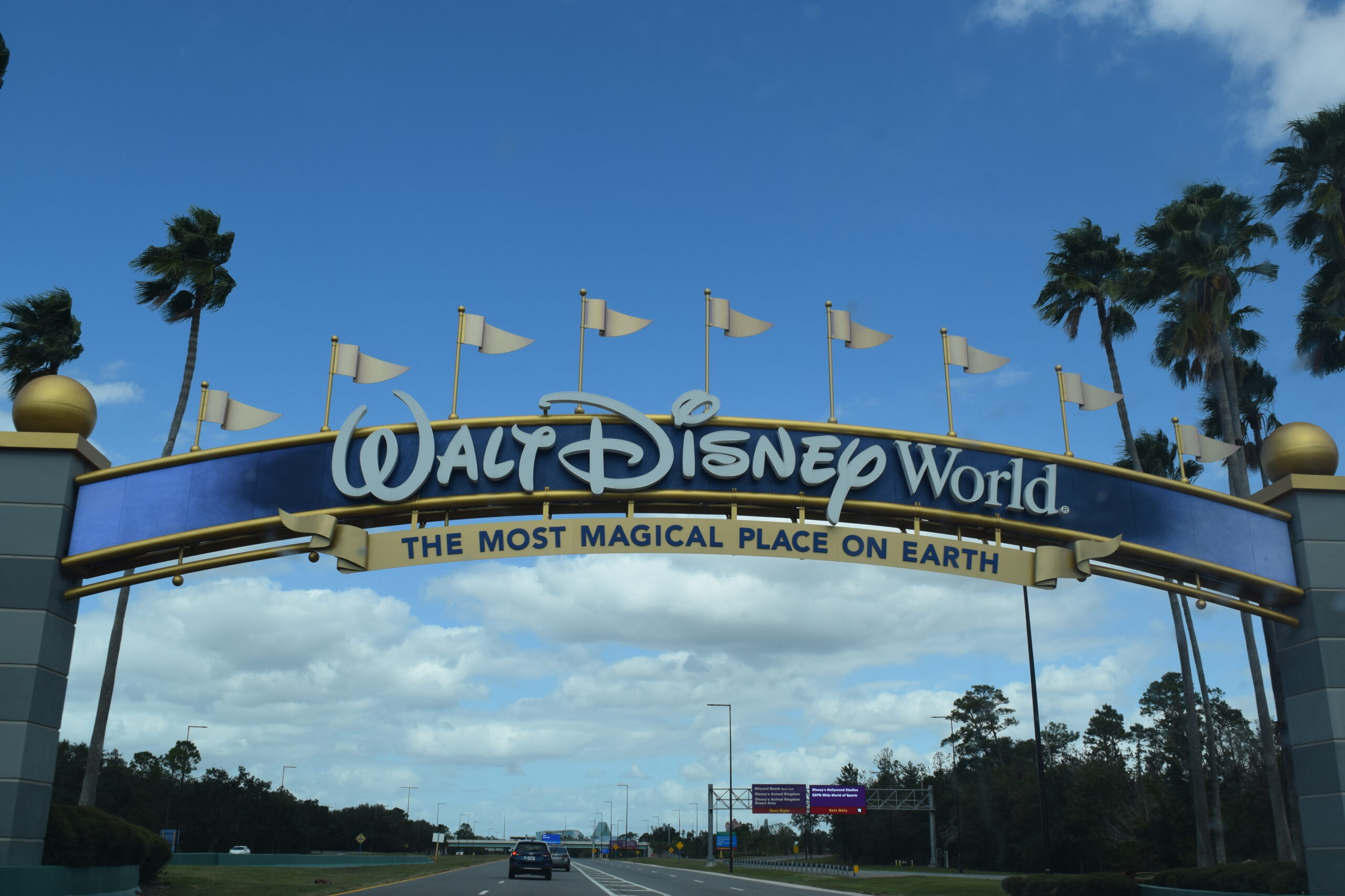 parking-at-walt-disney-world-welcome-sign