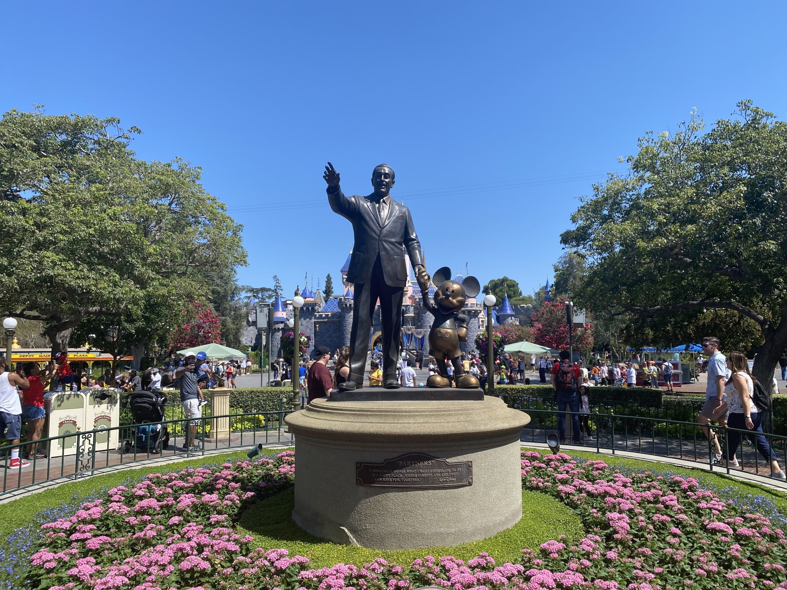 disneyland-partners-statue